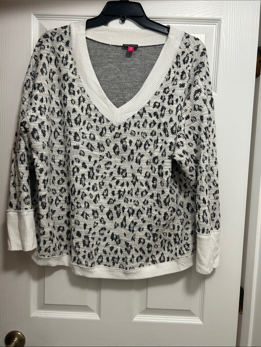 Vince Camuto White and Black Leopard V-Neck Sweater